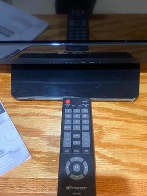 EMERSON LED 32" TV AND TOSHIBA DVD/VCR COMBO