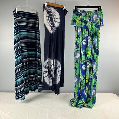 MB8251 Lot of Two Ladies Strapless Dresses and One Skirt