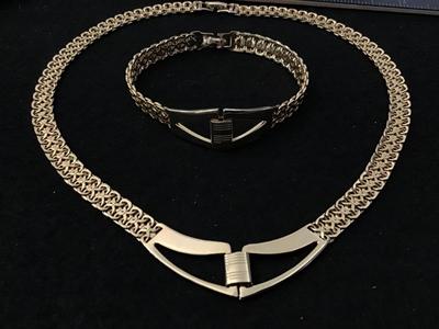 Excellent Gold Tone Collar Necklace Matching Bracelet lock-in Hing