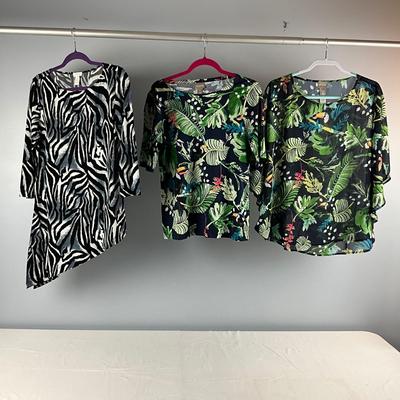 MB8271 Lot of Ladies Chico's Tunic Tops
