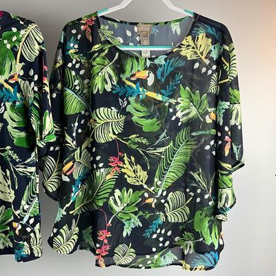 MB8271 Lot of Ladies Chico's Tunic Tops