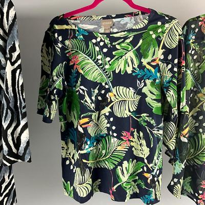 MB8271 Lot of Ladies Chico's Tunic Tops
