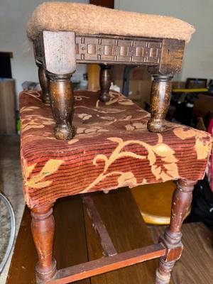 Lot G901: Six pieces misc decor stools and furniture items