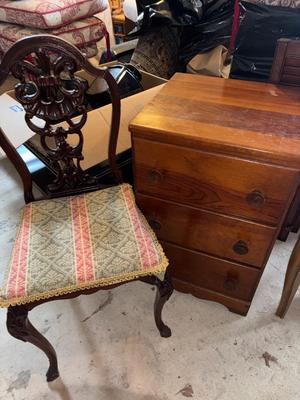 Lot G901: Six pieces misc decor stools and furniture items