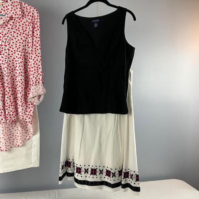 MB8290 Lot of Ladies Clothing- D. Jeans, Willi Smith, Ann Taylor and more