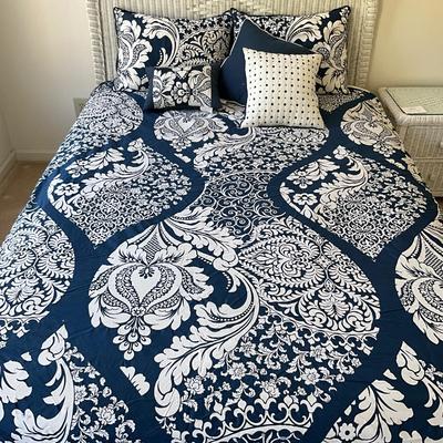UBR8358 Lot of Blue and White Queen Duvet Cover with Accent Covers