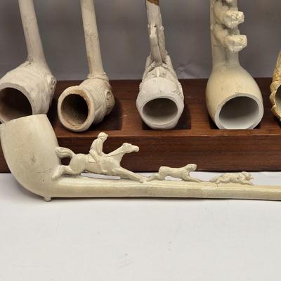 LOT 38: Vintage Pipe Rack with Multiple White Clay Pipes