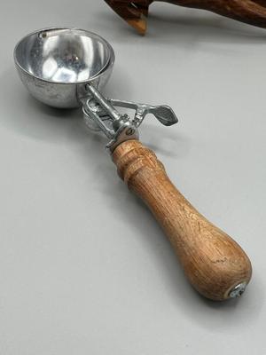 LOT 128: Mixed Antique / Vintage Collectibles - Straight Razor and More