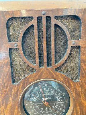 LOT 148: Vintage Zenith Radio - R145810