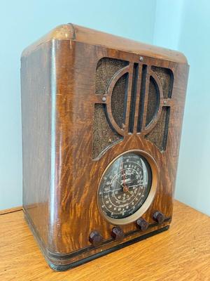 LOT 148: Vintage Zenith Radio - R145810