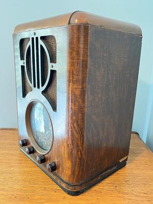 LOT 148: Vintage Zenith Radio - R145810