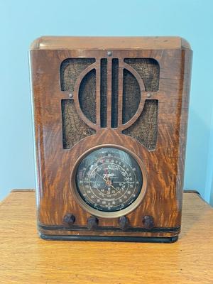LOT 148: Vintage Zenith Radio - R145810