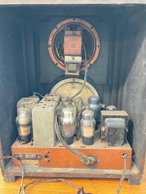 LOT 148: Vintage Zenith Radio - R145810