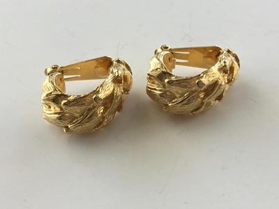 Unmarked vintage statement clip on earrings