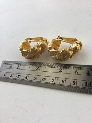 Unmarked vintage statement clip on earrings