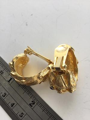 Unmarked vintage statement clip on earrings