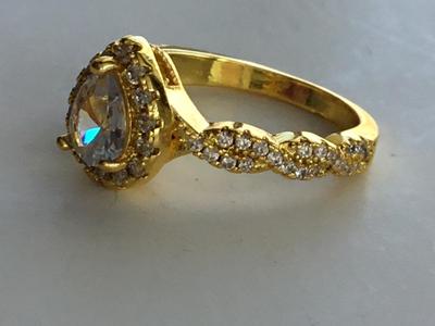 Unmarked stunning! Ring gold tone