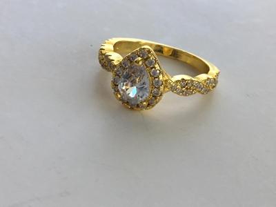 Unmarked stunning! Ring gold tone