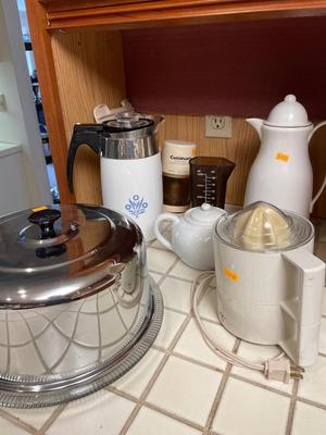 Vintage coffee pots, cake pan & juicer