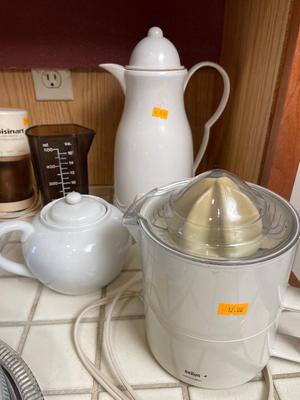 Vintage coffee pots, cake pan & juicer
