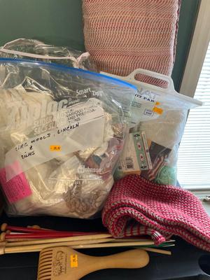 Looms& yarn (see 2nd pic)