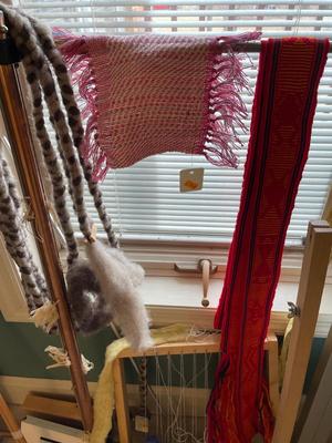 Looms& yarn (see 2nd pic)