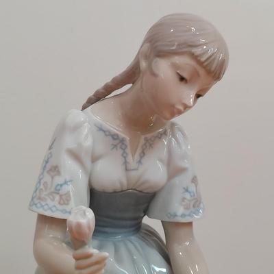 Lladro “Girl with Tulips” Porcelain Figurine (GB-BBL)