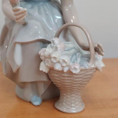 Lladro “Girl with Tulips” Porcelain Figurine (GB-BBL)