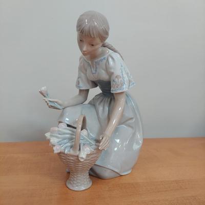 Lladro “Girl with Tulips” Porcelain Figurine (GB-BBL)