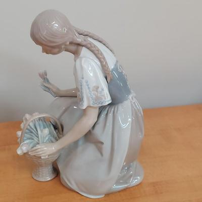 Lladro “Girl with Tulips” Porcelain Figurine (GB-BBL)