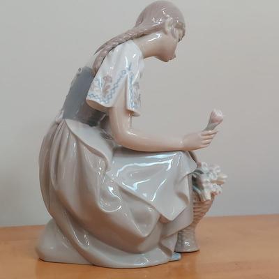 Lladro “Girl with Tulips” Porcelain Figurine (GB-BBL)