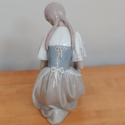 Lladro “Girl with Tulips” Porcelain Figurine (GB-BBL)