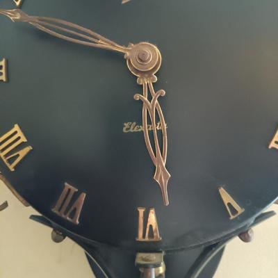 LOT 276: Schatz Elexacta Queen Anne Swinging Wall Clock