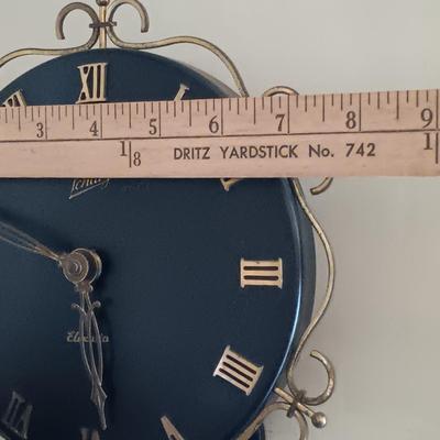 LOT 276: Schatz Elexacta Queen Anne Swinging Wall Clock