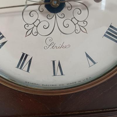 LOT 341: Vintage General Electric and Seth Thomas Mantle Clocks