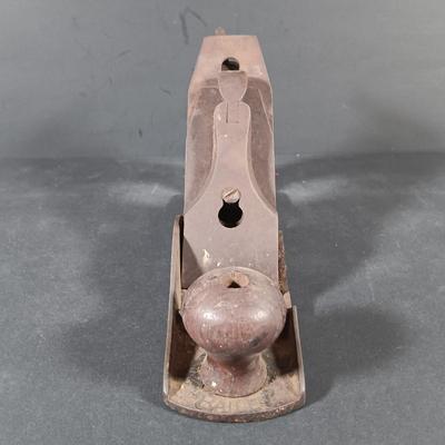 LOT 347: Vintage Millers Falls and Stanley Planes w/ Machinist Vice, Marking Gauge & Books