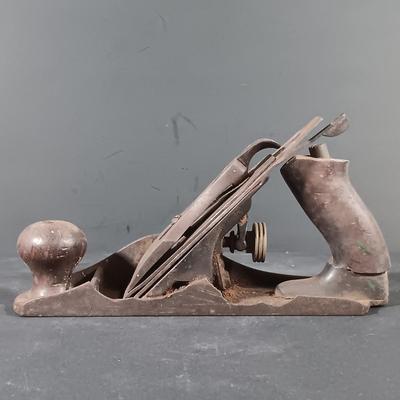 LOT 347: Vintage Millers Falls and Stanley Planes w/ Machinist Vice, Marking Gauge & Books