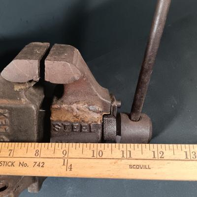LOT 348: Vintage Desmond Stephan MFG Co. Simplex 31P & Sears 3-1/2" Bench Vises