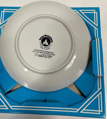 Disney DONALD DUCK AND CHIP N' DALE Collector's Plate from Tokyo Disneyland - no plate stand - RARE Made in Japan