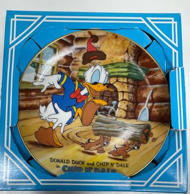 Disney DONALD DUCK AND CHIP N' DALE Collector's Plate from Tokyo Disneyland - no plate stand - RARE Made in Japan