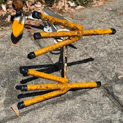 Two Metal Garden Art Bird Sculptures (G-HS)