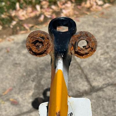 Two Metal Garden Art Bird Sculptures (G-HS)