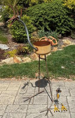 Two Metal Garden Art Bird Sculptures (G-HS)