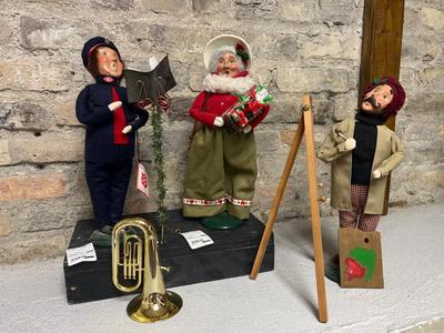Byer’s Artist & Carolers