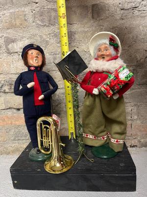 Byer’s Artist & Carolers