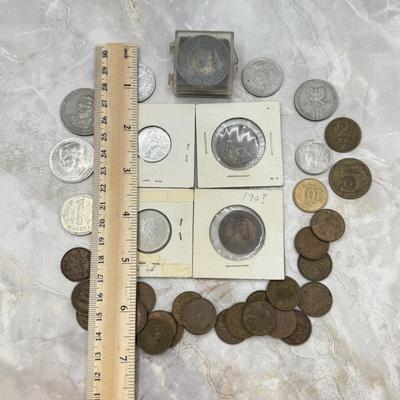 LOT 557J: Vintage “VOTE CARTER” Jimmy Carter Medallion/Coin, Canadian Pennies & Collection of Foreign Coins
