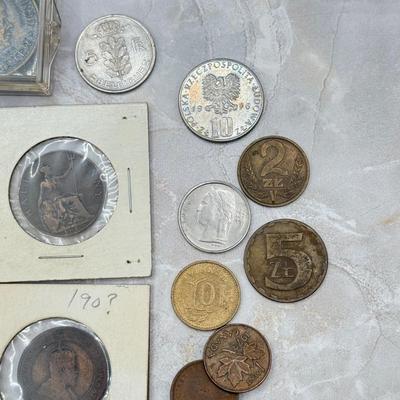 LOT 557J: Vintage “VOTE CARTER” Jimmy Carter Medallion/Coin, Canadian Pennies & Collection of Foreign Coins