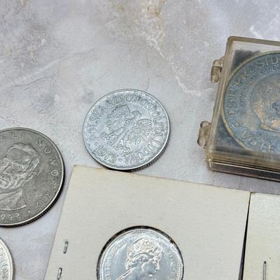 LOT 557J: Vintage “VOTE CARTER” Jimmy Carter Medallion/Coin, Canadian Pennies & Collection of Foreign Coins