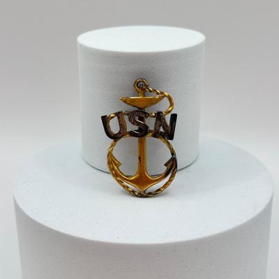 LOT 565J: Early 1900s US Navy Chief Petty Officer Hat Badge (Gilt & Silvered Brass)