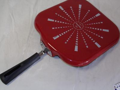 WearEver 11" non-stick griddle/skillet, clean.